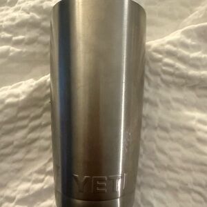 20 oz Yeti Stainless Steel Tumbler - Silver